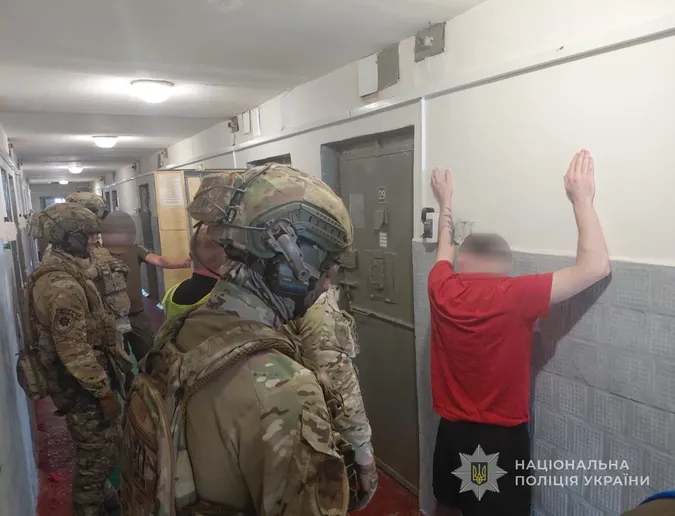 Матір засудженого зі спільниками взяли під варту на 60 днів за пересилання наркотиків у колонію (фото)