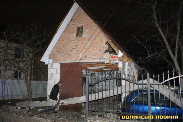 ДТП у Луцьку: водій протаранив гараж та стовп електроопори, а сам втік (фото)