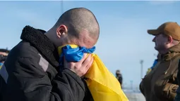 «Наші – вдома»: Зеленський заявив про повернення з полону 207 людей (фото)