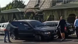 У Володимирі-Волинському «загублене» колесо від BMW пошкодило два авто (відео)