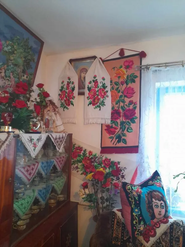 Показали квітковий всесвіт вишивальниці з волинського села (фото)