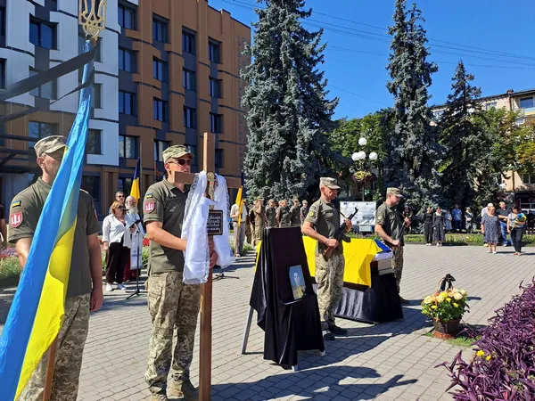 Отримали сповіщення в день 48-річчя: на Волині провели в останню путь воїна Олександра Резванюка (фото)