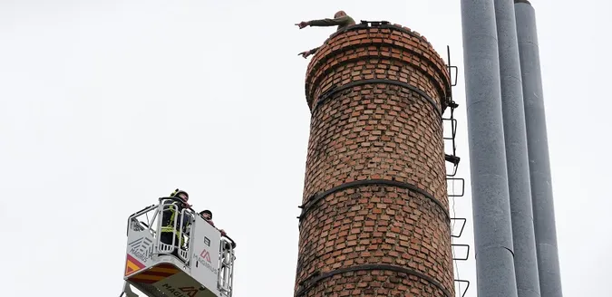 Спроба самогубства: під Луцьком чоловік хотів зістрибнути з височенної труби (фото)