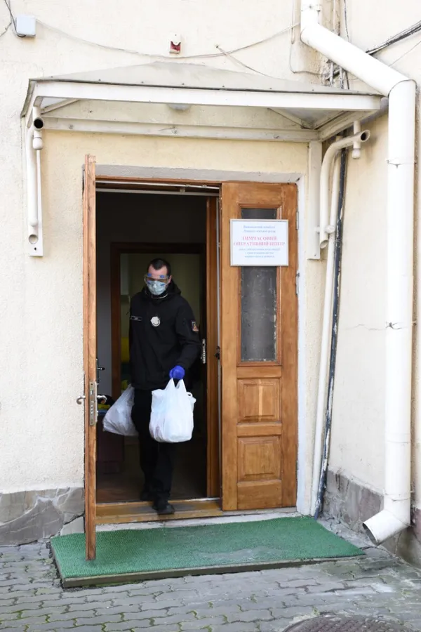 Луцьким пільговикам продовжують надавати продуктові набори (фото)