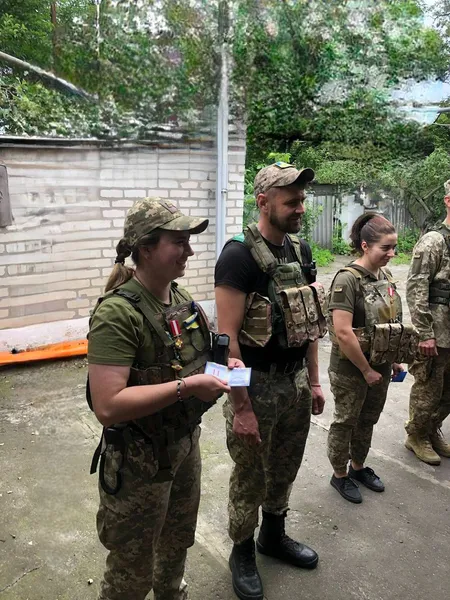 «За жертовність»: бойових медикинь Волинської бригади ТрО нагородили медалями (фото)