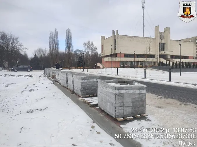 Прибирати не буде: скандальний ЖК «Егоїст» наклав бруківку на тротуар (фото)