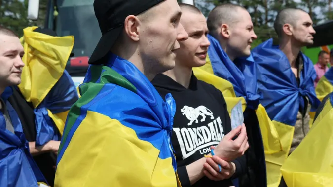 До сліз: з російського полону повернули групу важкопоранених і тяжкохворих Захисників