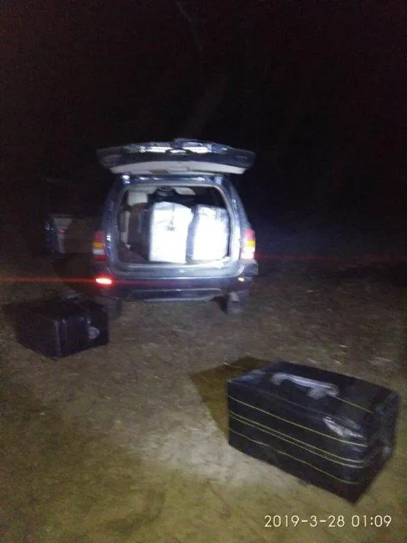 На Волині контрабандисти залишили «Джип» і 49 ящиків сигарет (фото, відео)