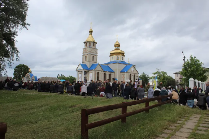 Залишилась дружина та двоє синів: у Маневичах прощались з Героєм Андрієм Іщиком (фото)
