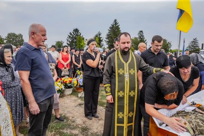 💔На Хмельниччині в останню дорогу провели молодого офіцера Волинського прикордонного загону Артема Кедруна