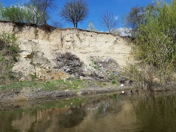 Жителі села біля Луцька викидають пакети зі сміттям у річку (фото)