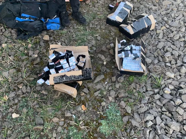 На залізничній станції затримали волинянина, який вантажив у вагон сигарети (фото)