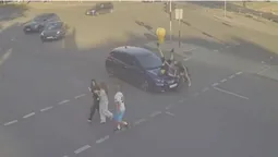 Дітей підкинуло на капот: показали момент наїзду на велосипедистів на Соборності у Луцьку (відео)