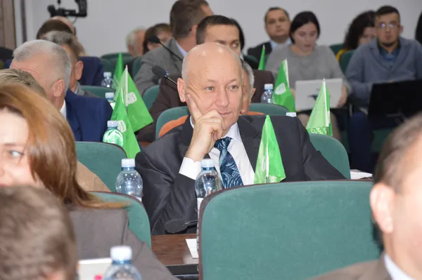 Зосереджений та спокійний депутат Петро Бойко