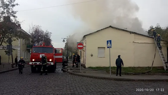 У Луцьку в Старому місті горить закинута будівля (фото)