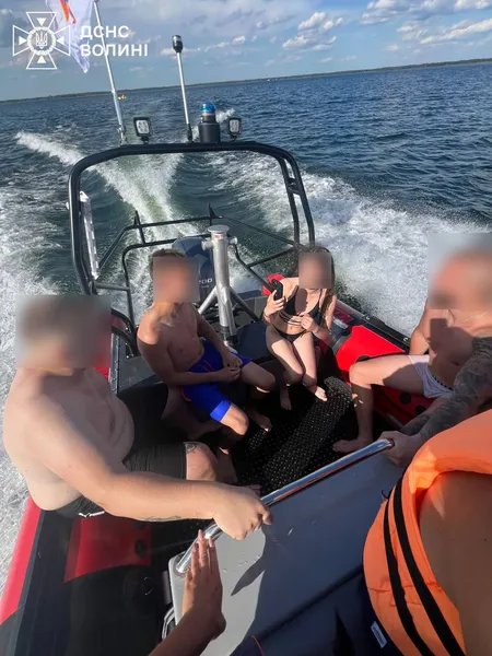 На Світязі знову потонув катамаран з людьми (фото)