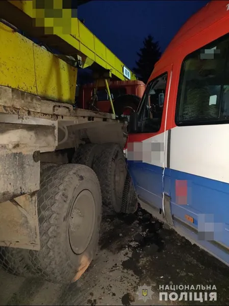 У Ковелі маршрутка протаранила автокран – постраждали пасажири (фото)