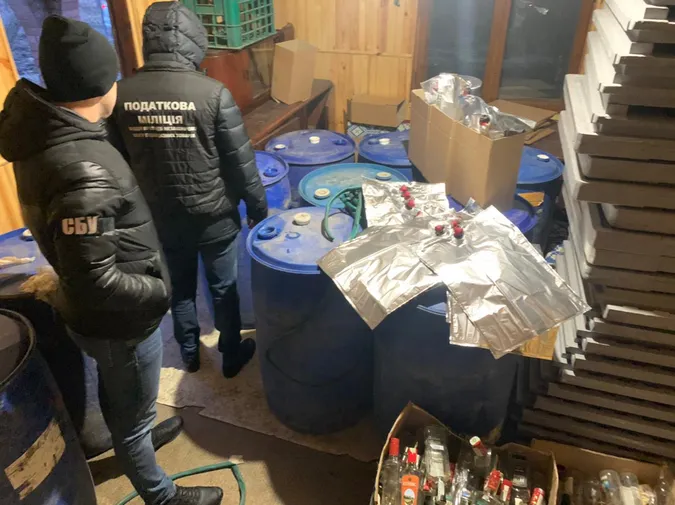 На дачі в Луцьку колотили алкоголь і продавали його через «вайбер»