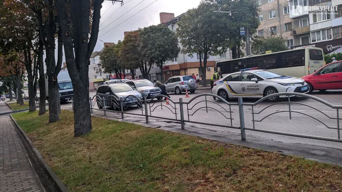 Проспект у Луцьку паралізувало через «поцілунок» двох авто (фото)