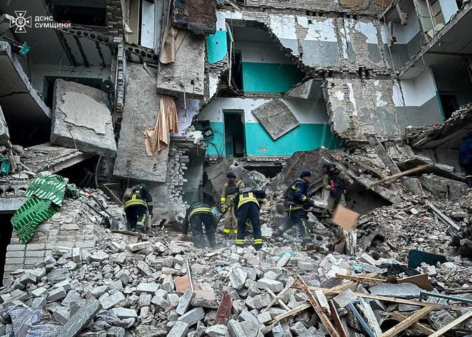 У Глухові під завалами на місці ворожого удару загинули 12 людей (фото)