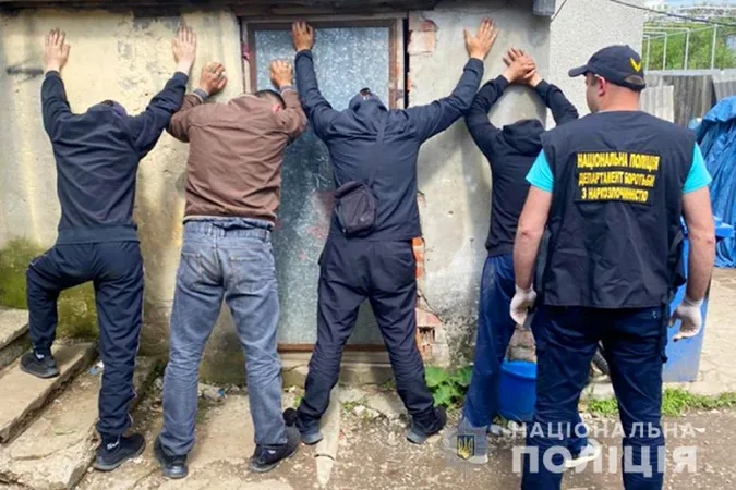 Операція «Мак»: правоохоронці вилучили десятки кілограмів наркотиків (фото, відео)