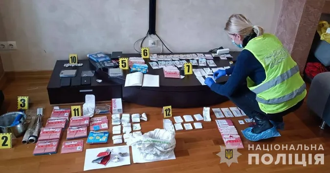 Ховали в одязі: волинські поліцейські викрили масштабну схему торгівлі метадоном (фото, відео)