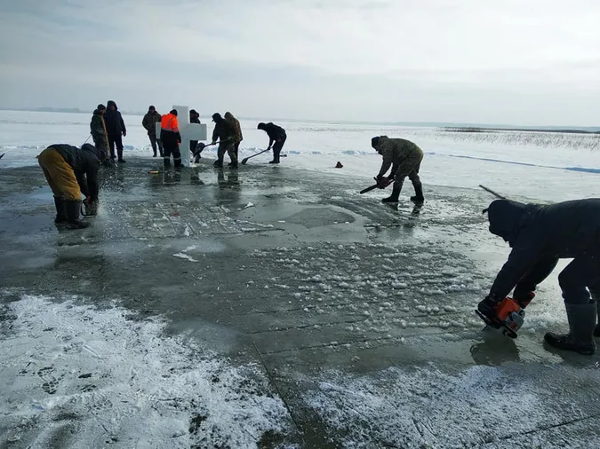 Як на Світязі готували ополонку для освячення води (фото)