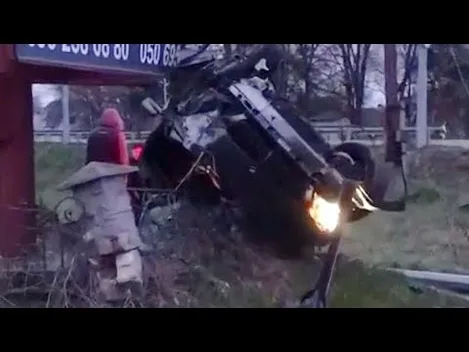 У Ковелі «беха» влетіла в стовп і перекинулася (фото, відео)