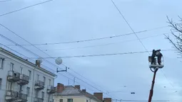 У центрі Луцька монтують святкову ілюмінацію (фото)