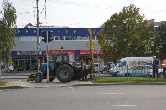 На Соборності у Луцьку монтують дорожнє освітлення (фото)