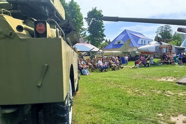 Майже 30 захисників, які реабілітуються у Луцьку, побували у музеї військової техніки (фото, відео)