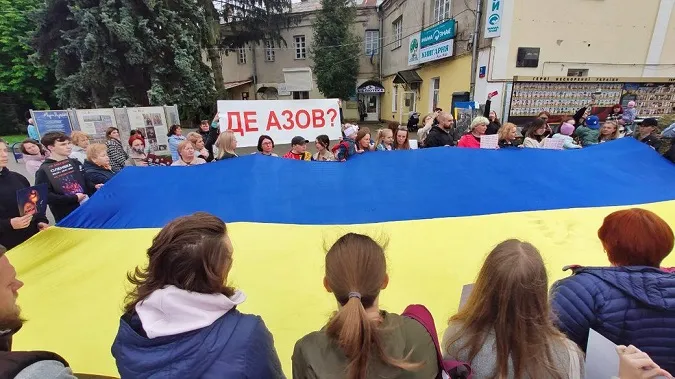 Де «Азов»?: у Луцьку організували акцію на підтримку полонених воїнів (фото, відео)