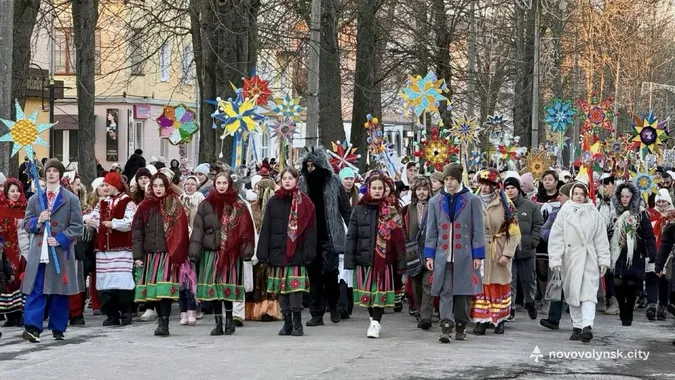 Понад тисяча учасників та різдвяні зірки: у Нововолинську вперше відбулася Хода звіздарів (фото)