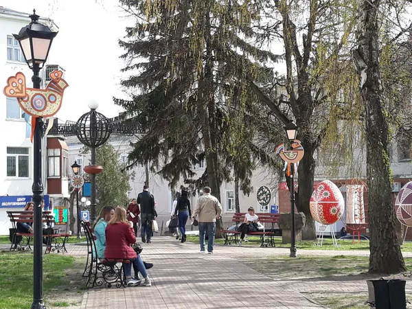 Арки, писанки, птахи: луцькі вулиці «одягнули» до Великодня (фото)