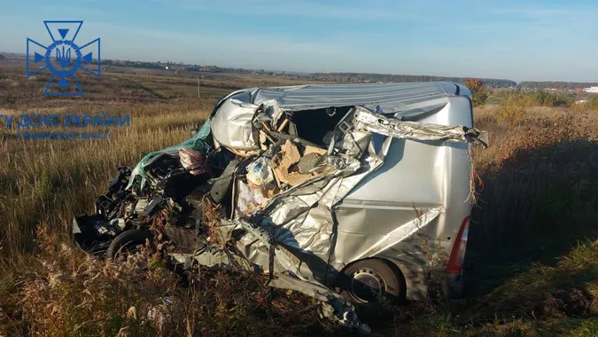 У Луцькому районі вантажівка протаранила бус – водій загинув (фото, відео)