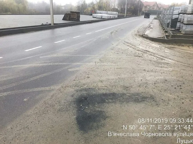 Будівельників у Луцьку змусили прибрати забруднену дорогу (фото)