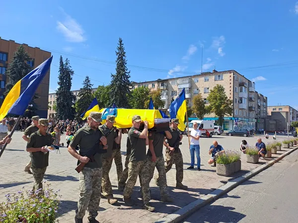 Не встиг провести доньку до весільного вівтаря: у Ковелі попрощалися з Героєм Ігорем Хомичем (фото)