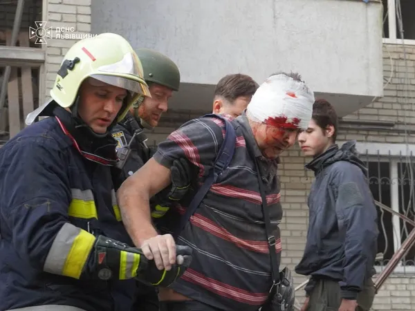 Ракети влучили у житлові будинки у Львові – є постраждалі, під завалами шукають людей (фото)