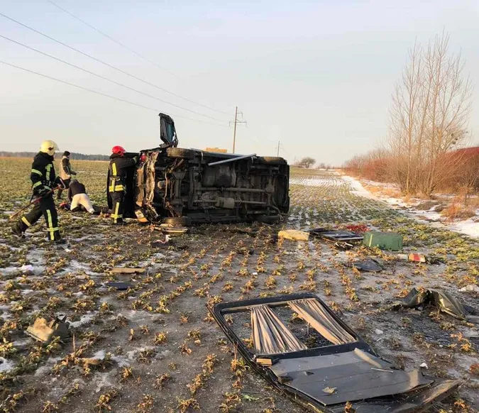 На Волині бус злетів у кювет, перекинувся і ледь не загорівся (фото)