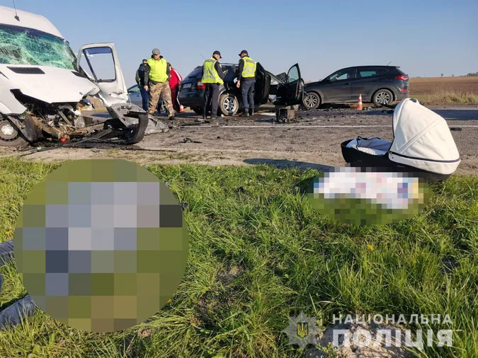 В ДТП на Рівненщині загинула родина з немовлям (фото, відео)