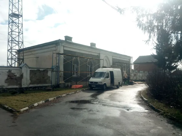 На Волині сім'я обклеїла пінопластом пам'ятку архітектури (фото)