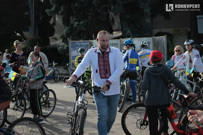 Шоломи і вишиванки: як у Луцьку минув велопробіг до Дня міста (фото, відео)