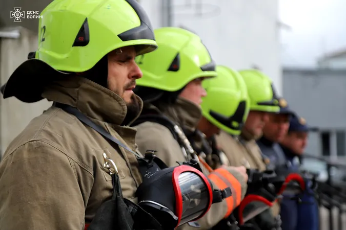 У Луцьку рятувальників зачинили у задимленій камері (фото)
