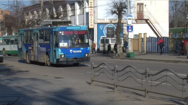 Провітрювання, прибирання, дезінфекція: як обробляють луцький транспорт (фото, відео)