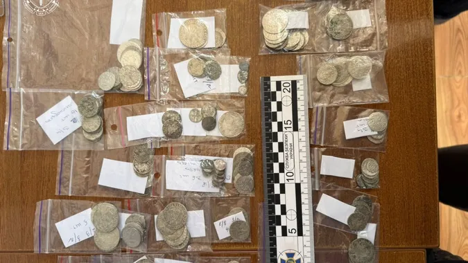 На Волині судитимуть киянку, яка намагалася вивезти за кордон 223 старовинні монети (фото)