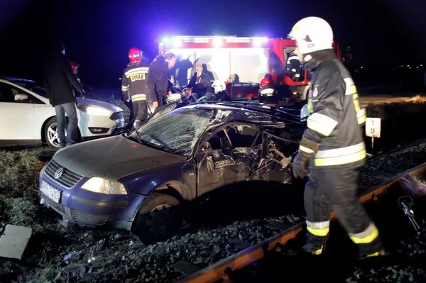 У Польщі електричка врізалася в автомобіль: загинуло троє українців (фото, відео) 