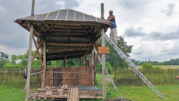 Що роблять з автентичними хатами у музеї-скансені на Волині (фото, відео)