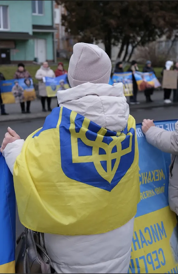 Десятки людей з прапорами та гаслами: у Володимирі вийшли на мирну акцію (фото)