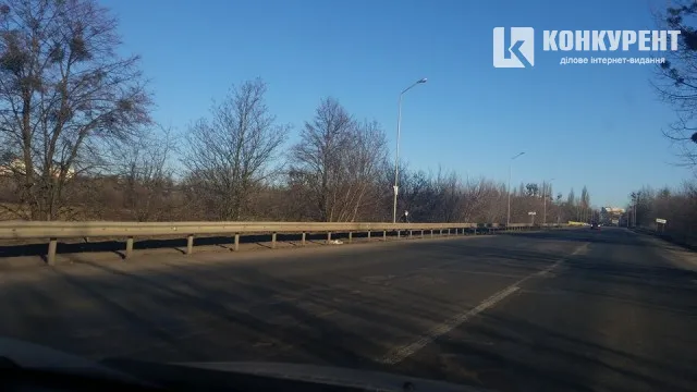 На об’їзній через Рованці проклали тротуар та облаштували зупинку