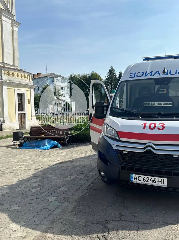 У центрі Володимира під лавкою виявили труп (фото)